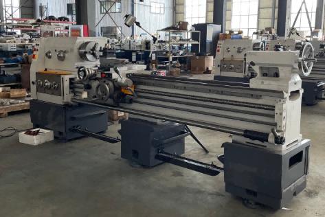Gap bed universal lathe