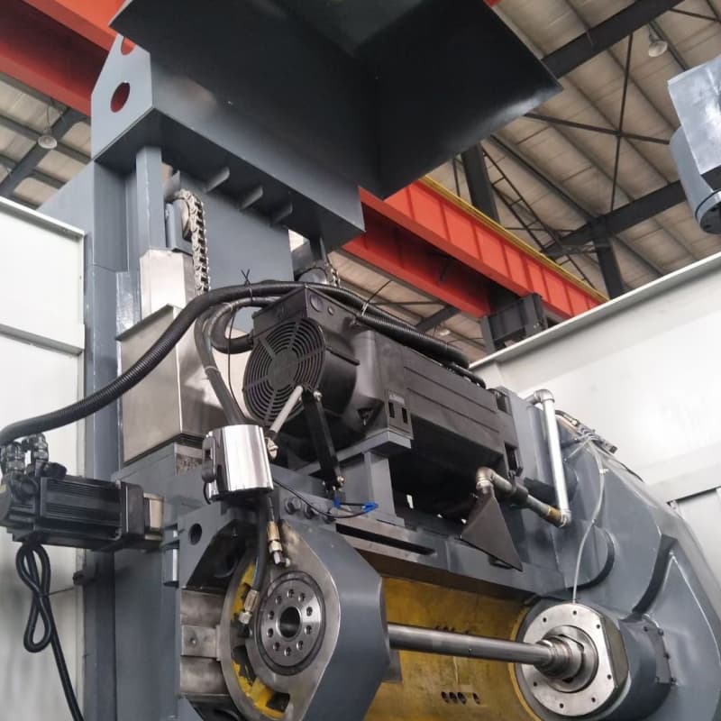 Spinning forming machine